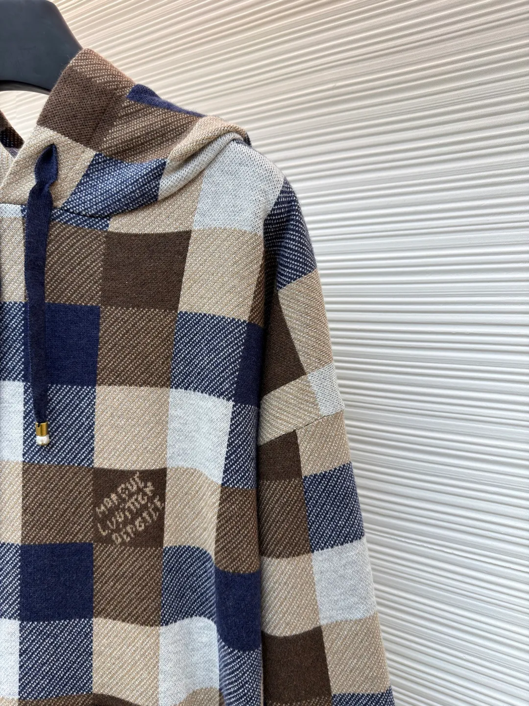 LOUIS VUITTON colorful plaid woolen sweatshirt ●Original version: purchased and developed for 24400 ●Item number: 1680883-C55 ●Fabric: wool blended fabric ●Technology: jacquard production ●Version: fitted version ●Weight: about 835 grams ●Size: XS-S-M-L ●Description: The yarn is made of [2/48 wool blended yarn], which is combined and matched with [four color fabric pieces]. This fabric piece uses [14-needle computer machine], each [weaving piece takes 280 minutes], the whole piece [four-color sesame bottom jacquard], prone to missing stitches; [hand stitching] uses [20 needles] Seam], the whole piece is composed of [7 pieces + 4 fences], the front and rear shirt legs are [double-sewn separately], the hat bones and collar bones are all wrapped with [small cylinders], and all the grids need to be in the right color, which increases the difficulty and time of sewing; the hat rope pendant needs to be [purely hand-made], which increases the time for finishing the tail. The overall wiring is straight and delicate, the fabric is comfortable and soft, and the color is consistent without color difference. It can be matched with the same style to create a fashionable look and control various occasions. Customized accessories, complete with three standards, same style for men and women!